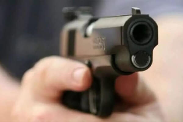 Passageiro-de-motocicleta-desce-e-efetua-três-disparos-contra