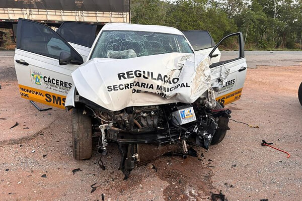 Veículo-da-Secretaria-de-Saúde-de-Cáceres-se-envolve-em-acidente
