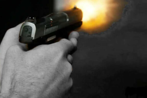 Criminosos-pulam-muro-exibem-armas-e-tentam-executar