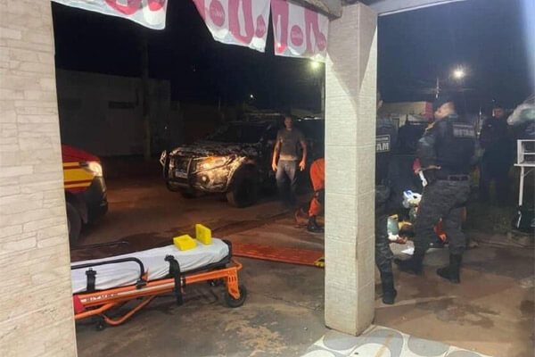 Jovem-de-21-anos-leva-dois-tiros-na-porta-de-bar-em-Cáceres