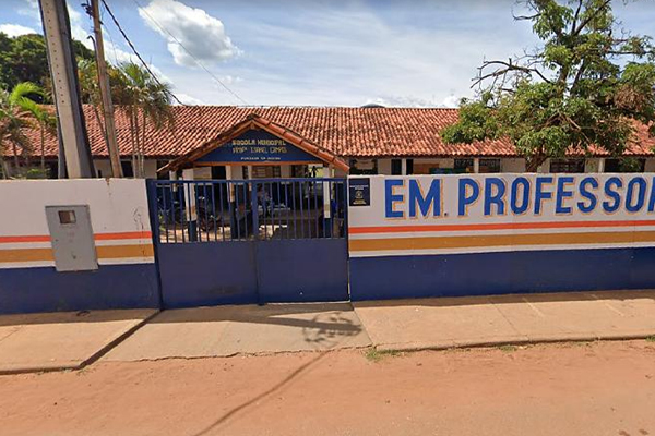 Justiça tira do cargo servidor acusado de beijar alunas em escola de Cáceres