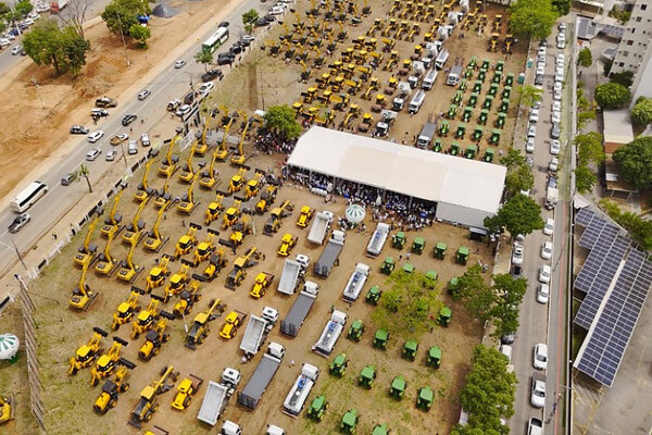 Ministro-Carlos-F&aacute;varo-entrega-310-m&aacute;quinas-1