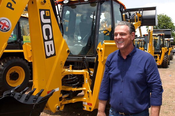 Ministro-Carlos-F&aacute;varo-entrega-310-m&aacute;quinas-2