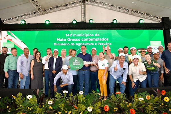 Ministro-Carlos-Fávaro-entrega-310-máquinas