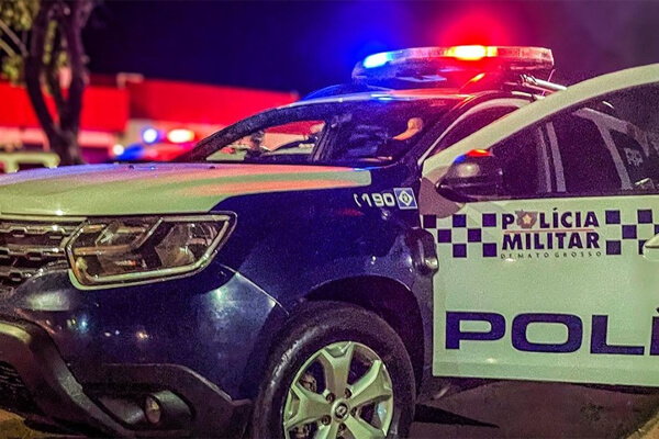 Mulher-se-joga-de-carro-em-movimento-para-escapar