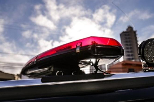 Padrasto bêbado parte pra cima de enteado de braços engessados em Cáceres