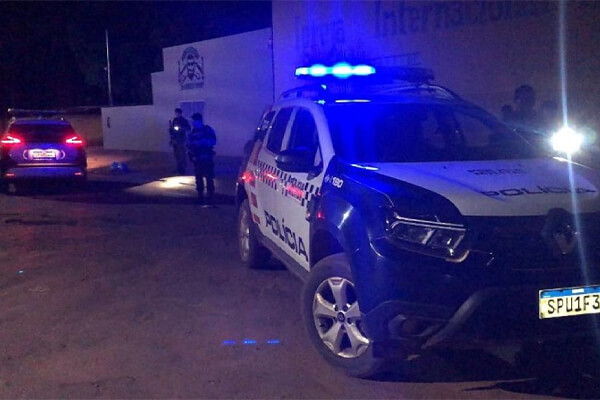 De-moto-faccionados-tentam-matar-rival-a-tiros