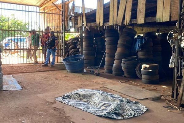 Dupla mata homem em oficina na frente do pai e do irmão em MT