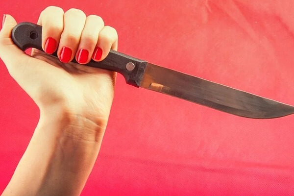 Mulher-esfaqueia-companheiro-para-se-defender