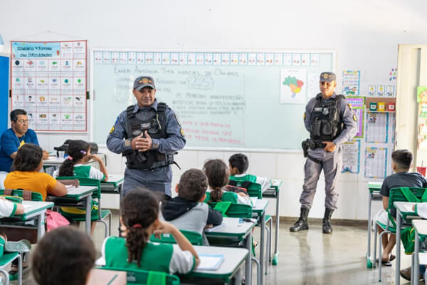 Aluno-de-12-anos-vai-para-a-delegacia-por-ameaçar