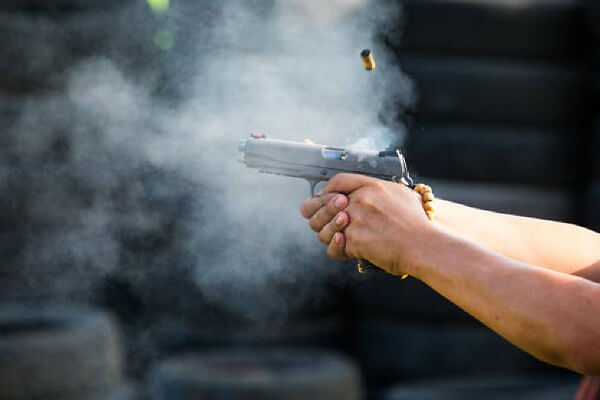 Baleado-na-cabeça-e-lombar-homem-pula-muro