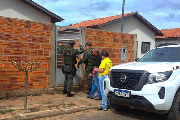 Com-ossos-aparentes-e-sem-água-cães-são-resgatados
