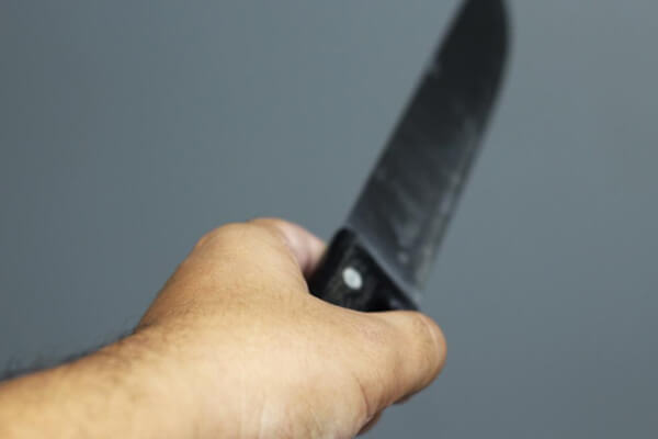 Homem-tenta-matar-esposa-e-filho-a-facadas-e-sofre