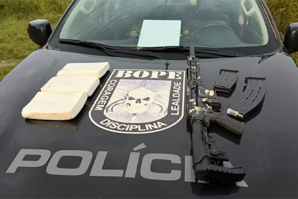 Bope-encontra-arma-e-3-kg-de-cocaína-em-casa-de-facção