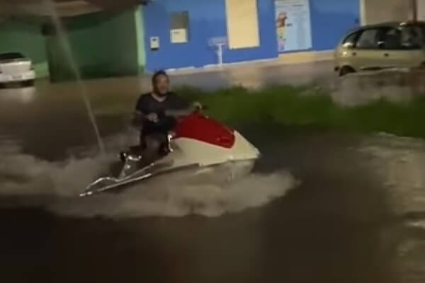 Cáceres-ou-Veneza-Jet-ski-é-símbolo-de-protesto