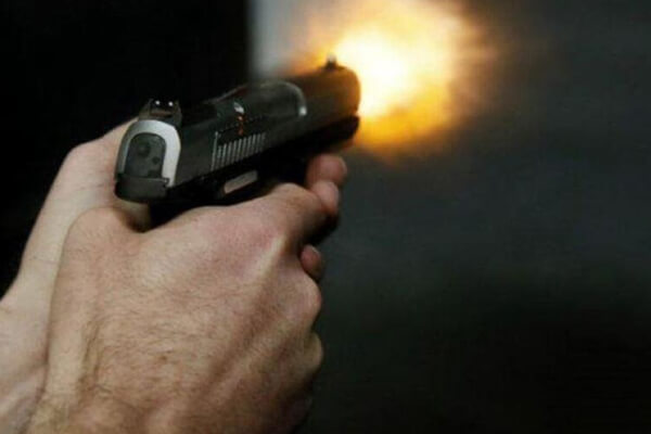 Duas-pessoas-são-baleadas-dentro-de-casa
