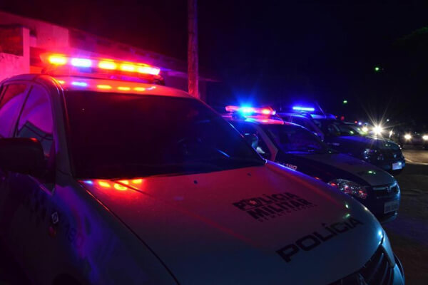 Dupla-invade-casa-em-Cáceres-atira-em