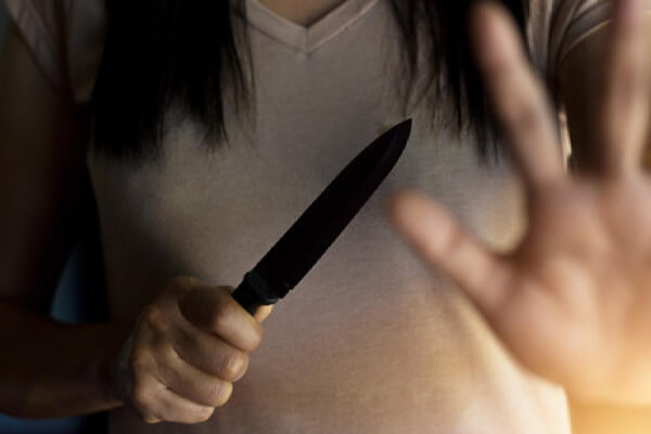 Mulher-esfaqueia-o-marido-na-frente-da-filha-durante