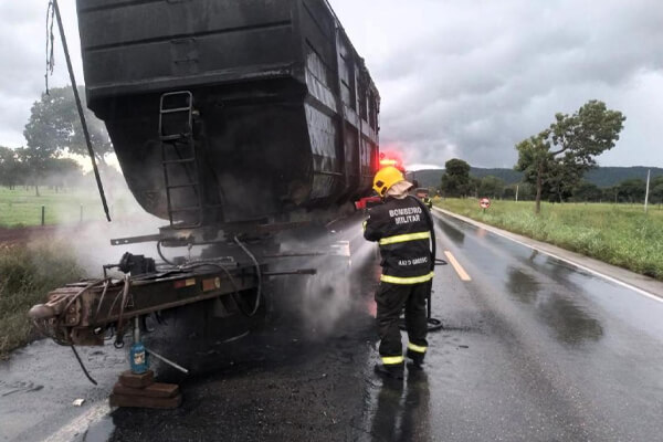 Corpo-de-Bombeiros-combate-incêndio-em-carreta