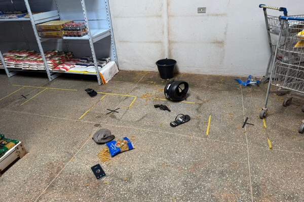 Dupla-em-moto-invade-mercearia-e-tenta-matar-homem