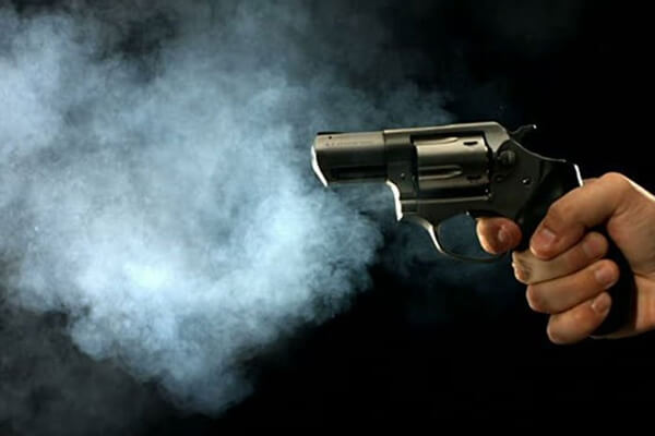 Homem-invade-casa-e-atira-família-escapa-sem