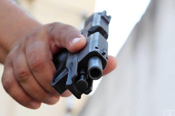 Mulher-leva-vários-tiros-na-porta-de-barzinho-em-Cáceres