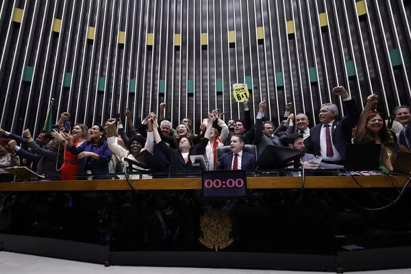 Fim-da-escala-6x1-aprovado-na-Câmara-quem-já-trabalha