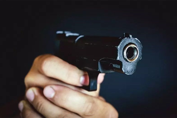Homem-armado-invade-casa-em-videochamada