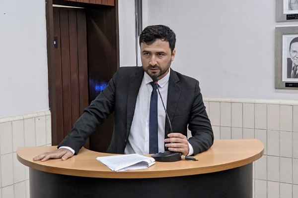 Marcos Ribeiro propõe recolhimento de sucatas e carros abandonados em Cáceres