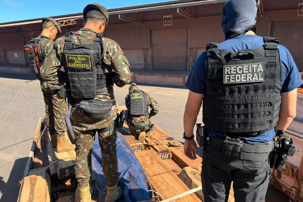 Cocaína-escondida-em-carga-de-madeira-é-descoberta
