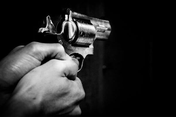 Criminosos-invadem-residência-e-atiram-seis-vezes