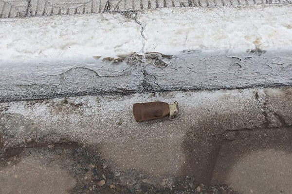 Funcionário-encontra-granada-e-leva