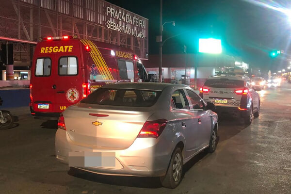 Mulher-passa-mal-e-colide-com-viatura