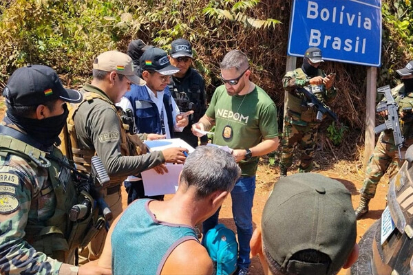 Dois-brasileiros-foragidos-são-extraditados