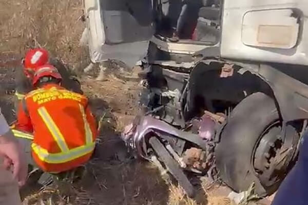 Motociclista-fica-preso-sob-roda-de-carreta