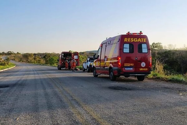 Criança-de-3-anos-e-outras-duas-pessoas-ficam