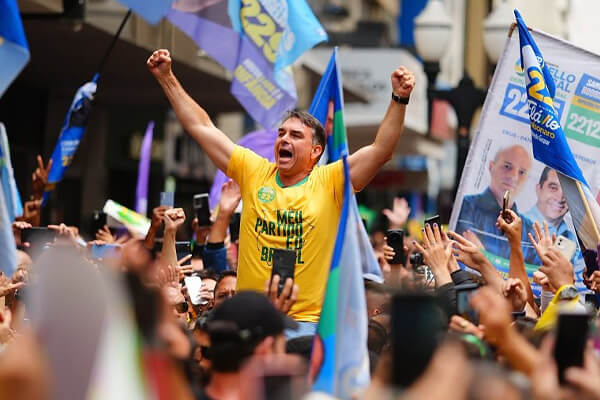 Flávio-atropela-Lula-em-Cáceres-e-abre